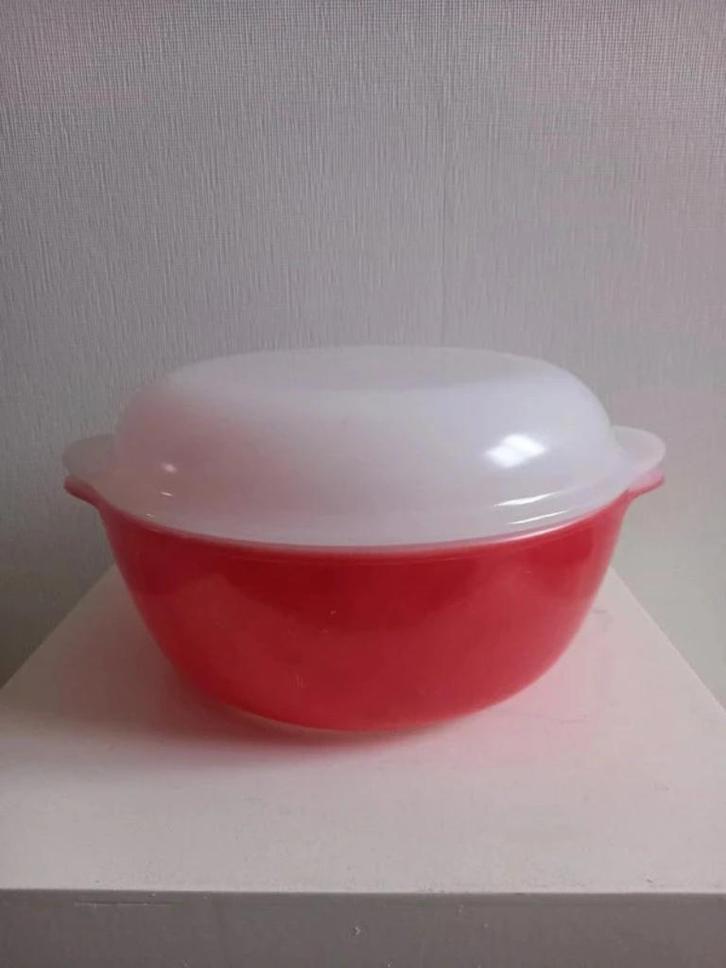 Koraalkleurige Arcopal Opale schaal met deksel, Huis en Inrichting, Keuken | Servies, Zo goed als nieuw, Schaal of Schalen, Overige stijlen