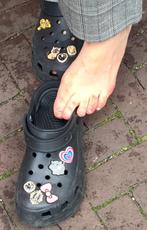 Leuke Crocs Maat 41 - Gedragen, Kleding | Dames, Schoenen, Verzenden, Gedragen, Zwart, Slippers