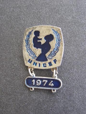 Speldje / broche: UNICEF met jaarschildje 1974; vierkant beschikbaar voor biedingen