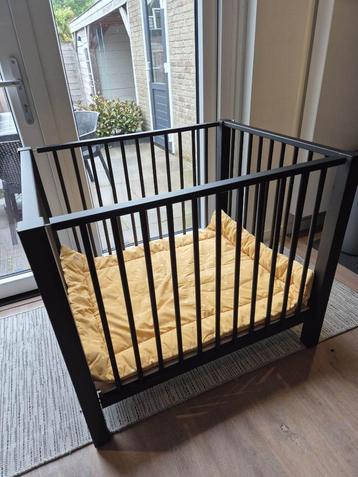 Zwarte babybox aangeboden inclusief boxkleed. beschikbaar voor biedingen