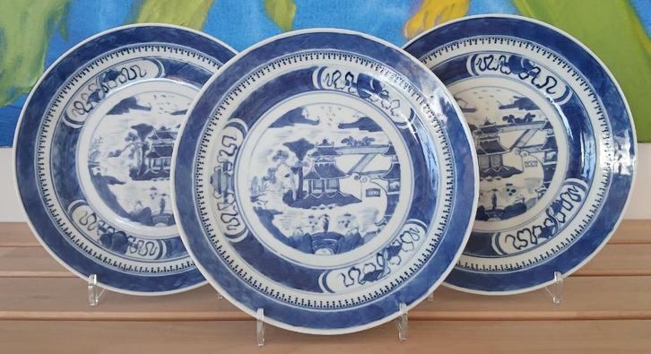 Een set van drie Chinese blauw wit porseleinen borden, Antiek en Kunst, Antiek | Porselein, Ophalen of Verzenden