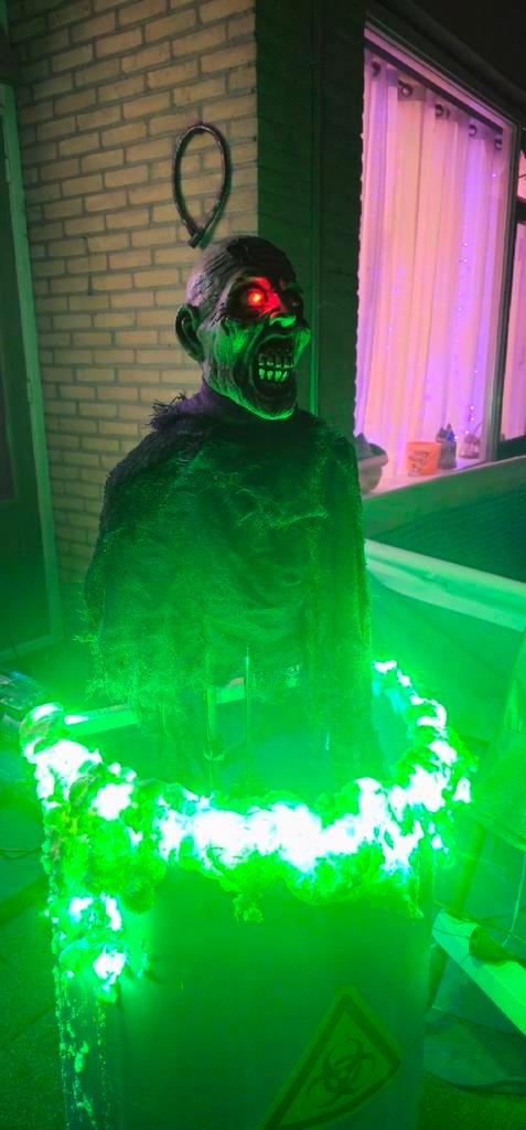 Pneumatische halloween prop: Zombie uit een ton, Hobby en Vrije tijd, Feestartikelen, Gebruikt, Halloween of Griezel, Ophalen