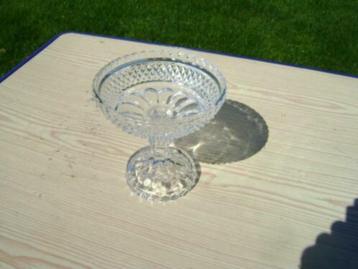 Brocante fruitschaal op voet.Hoogte 17cm en diameter 17cm beschikbaar voor biedingen