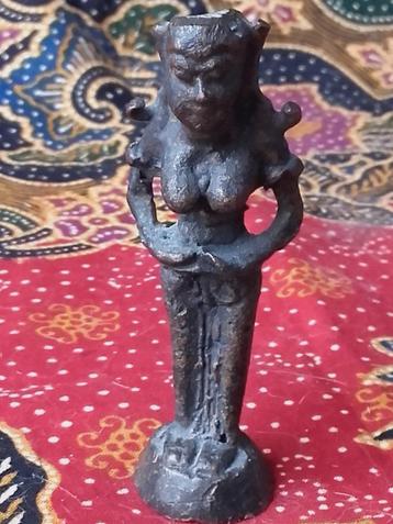 Mooi antiek brons beeldje uit India van een Devi 6,9 cm. beschikbaar voor biedingen
