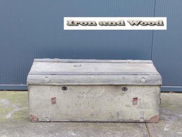 Oude grijs/groene hutkoffer/dekenkist afmeting 69x35x27 beschikbaar voor biedingen