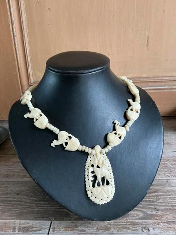 Jaren 70, vintage handgesneden benen ketting beschikbaar voor biedingen