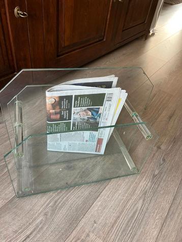 Krantenbak glas beschikbaar voor biedingen