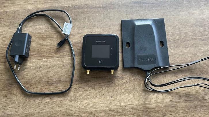 Netgear Nighthawk MR5100 mobiele router voor 5G netwerk, Computers en Software, Routers en Modems, Zo goed als nieuw, Router met modem