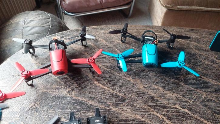 2x Parrot Bebop 1 drones, Skycontroller, reserve onderdelen, Hobby en Vrije tijd, Modelbouw | Radiografisch | Helikopters en Quadcopters