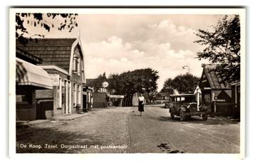 Texel, De Koog. Dorpsstraat met postkantoor.  beschikbaar voor biedingen