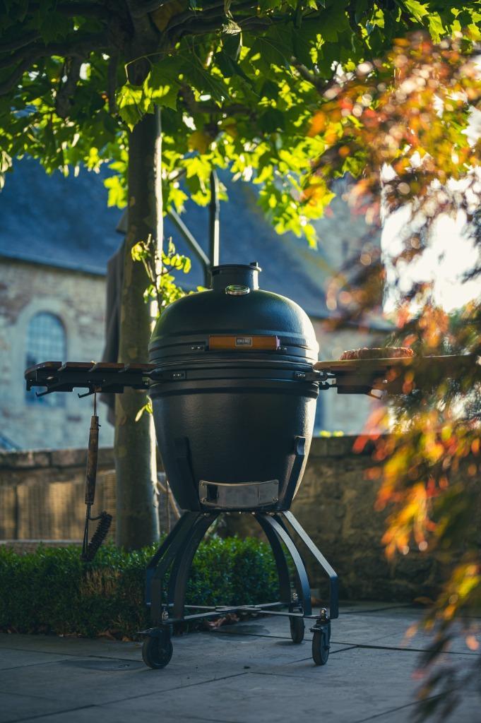 Summerdeal: Grill Bill Pro Kamado BBQ - 23,5" XL, Tuin en Terras, Houtskoolbarbecues, Nieuw, Met accessoires, Ophalen of Verzenden