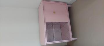 Retro kast beschikbaar voor biedingen