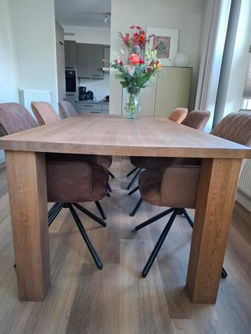 Mooie houten eettafel met 6 draaibare stoelen beschikbaar voor biedingen