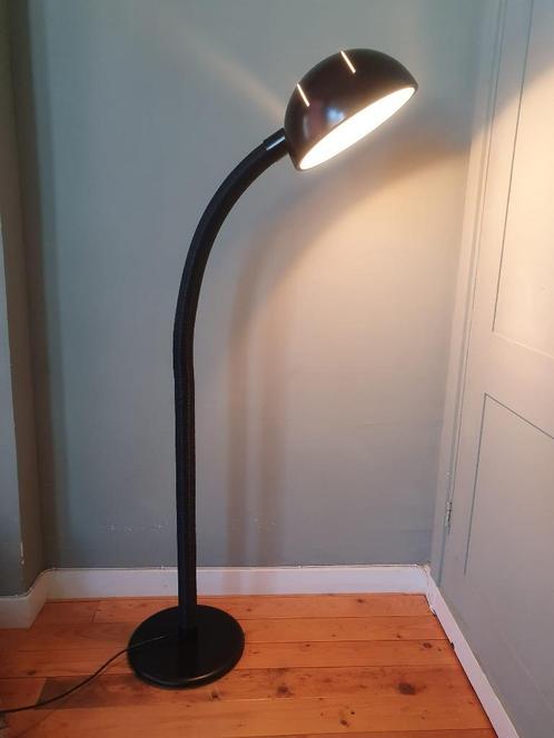 Grote zwarte leeslamp/staande lamp met opengewerkte kap, Huis en Inrichting, Lampen | Vloerlampen, Gebruikt, 150 tot 200 cm, Metaal