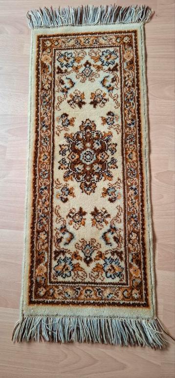 Vintage  tafelloper  met Bloemenmotief beschikbaar voor biedingen