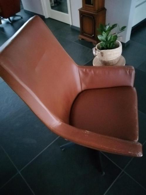 draaifauteuil bruin kunstleer, merk Dutch Bone, Huis en Inrichting, Fauteuils, Gebruikt, Leer, Metaal, Overige materialen, 50 tot 75 cm