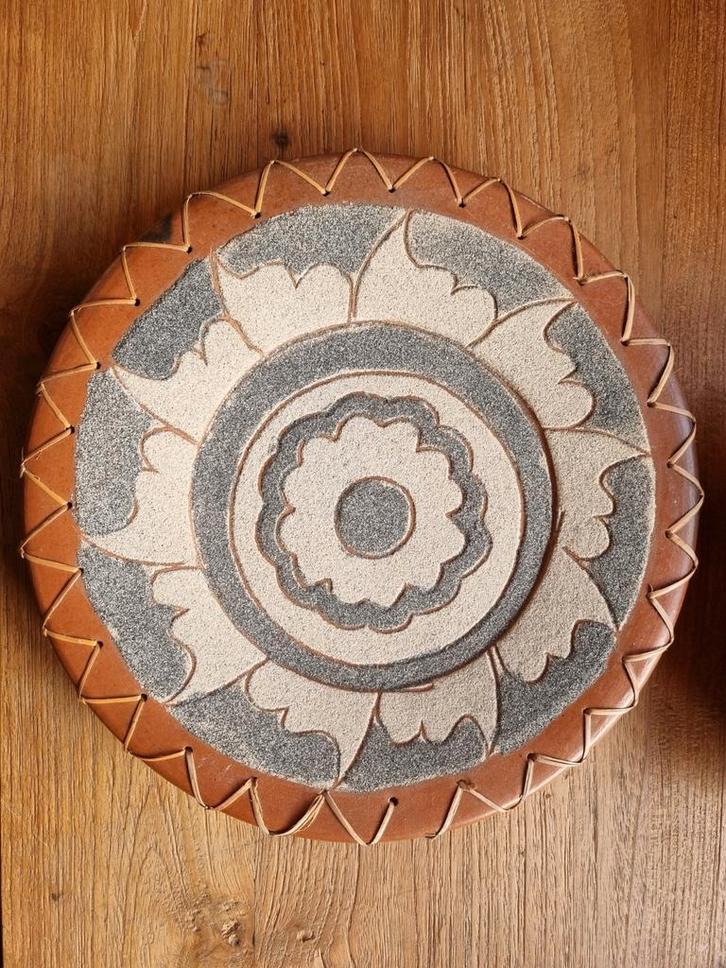 Indonesische decoratieve schaal, Huis en Inrichting, Woonaccessoires | Schalen en Manden, Gebruikt, Schaal, Rond, Steen of Aardewerk