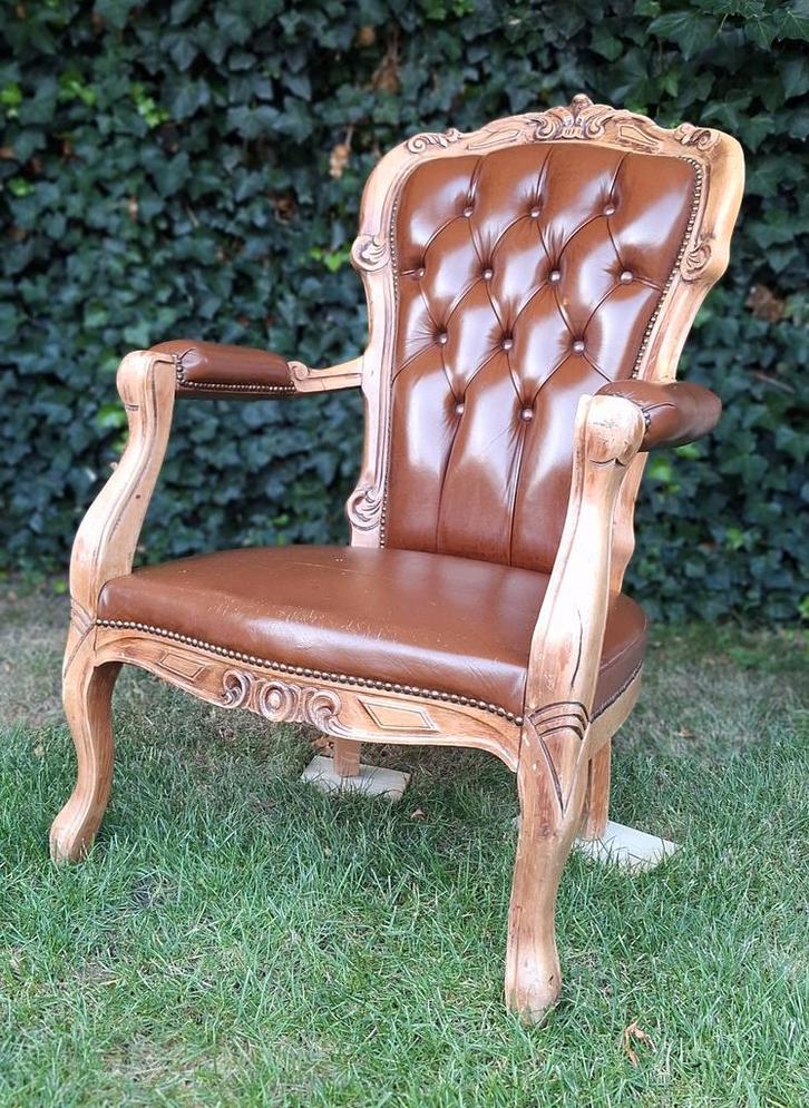 Vintage barokke Chesterfield fauteuil, klassieke stoel, Huis en Inrichting, Fauteuils, Gebruikt, Hout, Leer, 50 tot 75 cm, Minder dan 75 cm