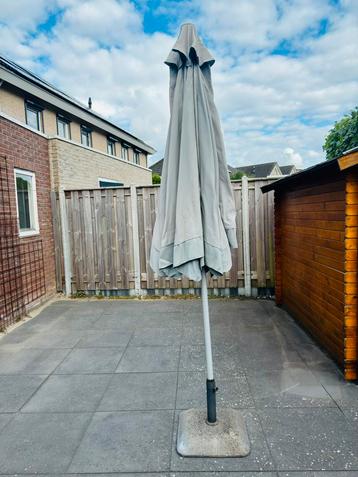 Parasol met voet beschikbaar voor biedingen