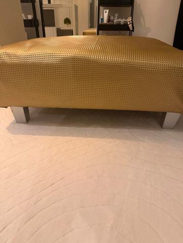 Vierkante poef - 90x90 cm, zelf bekleed beschikbaar voor biedingen