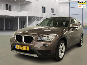 BMW X1 SDrive18i PANO/NAVI/6-BAK/CRUISE | KEURIGE AUTO ! beschikbaar voor biedingen