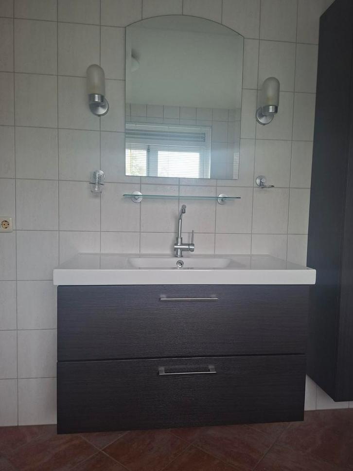 Badkamermeubel en kast Ikea donkerbruin eikenpatroon, Huis en Inrichting, Badkamer | Badkamermeubels, Zo goed als nieuw, Minder dan 100 cm