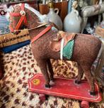 Oud Paardje op houten plank met wieltjes, Antiek en Kunst, Antiek | Speelgoed, Ophalen of Verzenden