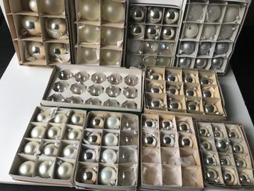 100 glazen kerstballen voor een "witte" boom beschikbaar voor biedingen
