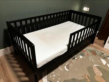 Zwart peuterbed / kinderbed met matras beschikbaar voor biedingen
