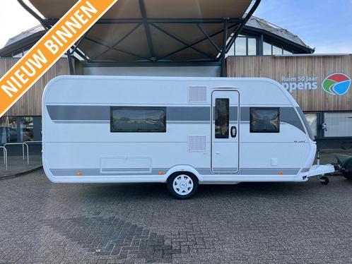 2024 NIEUW BINNEN Hobby 495 WFB De Luxe, Caravans en Kamperen, Caravans, Bedrijf, tot en met 4, 1250 - 1500 kg, Treinzit, Hobby