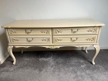 Vintage Dressoir met Lades beschikbaar voor biedingen