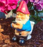 Prachtig tuinbeeldje Kabouter op de WC (13cm), Tuin en Terras, Ophalen of Verzenden, Nieuw, Overige materialen