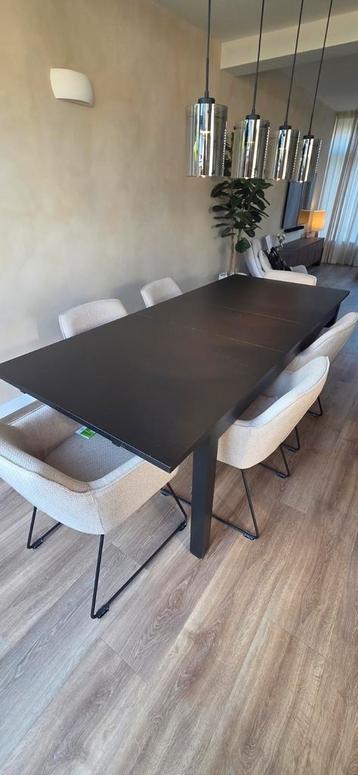 Zwarte uitschuifbare eettafel