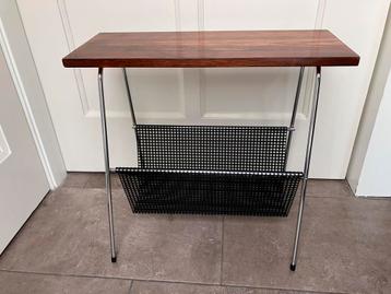 Vintage Pilastro krantenbak / lectuurbak / bijzettafeltje beschikbaar voor biedingen