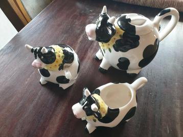 Theeservies koeien. Koe. Theepot, melkkan, suikerpot.Servies beschikbaar voor biedingen