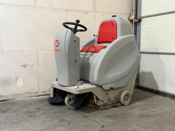 Comac Opzit veegmachine 2007 [ NIEUWE ACCU] (bj 2007) beschikbaar voor biedingen