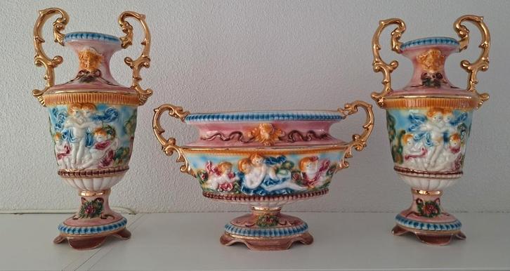 Prachtige Majolica Porseleinen Vazen op voet. Set - 3 delig, Antiek en Kunst, Antiek | Vazen, Ophalen