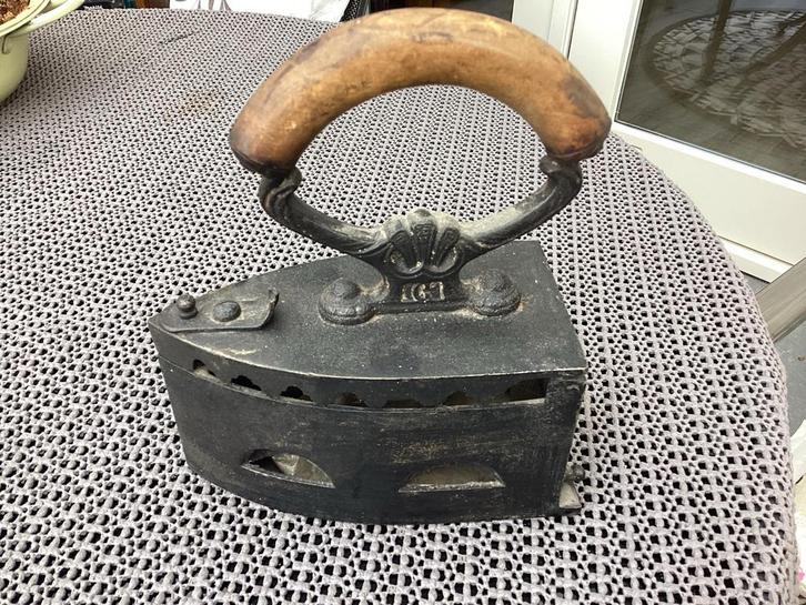 Vintage Strijkijzer met Houten Handvat, Antiek en Kunst, Antiek | Emaille, Ophalen of Verzenden