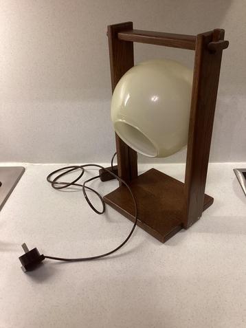 Vintage tafellamp. Bollamp kogellamp in houten frame. beschikbaar voor biedingen