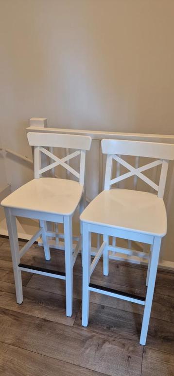 2x IKEA INGOLF barkruk met rugleuning – wit (€90 voor de set beschikbaar voor biedingen