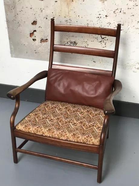 Loungefauteuil met Ladderback in Warme Notenkleur, Huis en Inrichting, Fauteuils, Zo goed als nieuw, Hout, Stof, 75 tot 100 cm