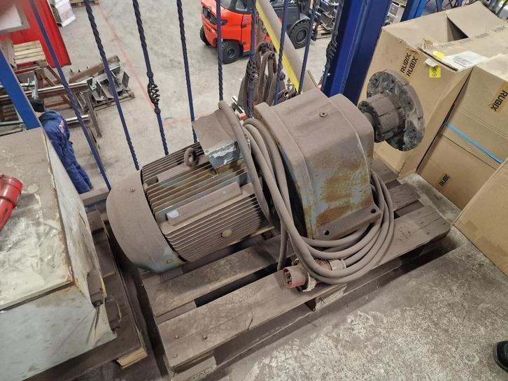 Motorreductor 22 kW en frequentieregelaar 400 volt, Doe-het-zelf en Verbouw, Motoren, Zo goed als nieuw, Elektromotor, Minder dan 1400 rpm