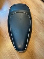 Vespa s zadel goede staat heeft paar schade plekjes, Ophalen of Verzenden