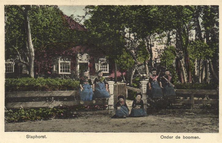Staphorst. - Onder de boomen. - kinderen - ongelopen, Verzamelen, Ansichtkaarten | Nederland, Ongelopen, Noord-Brabant, Voor 1920