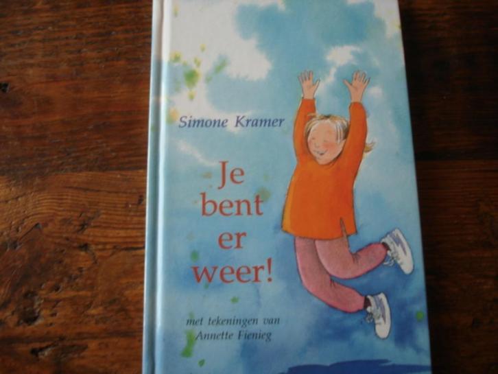 KK.(182) je bent er weer : door simone kramer, Boeken, Kinderboeken | Jeugd | onder 10 jaar, Zo goed als nieuw, Ophalen of Verzenden