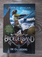 John Flanagan - Broederband 1 - De Outsiders, Boeken, Ophalen of Verzenden, Zo goed als nieuw, John Flanagan