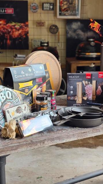 BBQ accessoires tang borstel snijplank houtskool wokkels pan beschikbaar voor biedingen