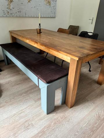 Houten tafel 220 lang en 100 breed met bijpassend bankje beschikbaar voor biedingen