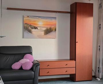 Moderne, solide kast opstelling met twee lades. beschikbaar voor biedingen