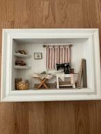 Diorama huiskamer decoratie oud wandkastje poppenhuis, Ophalen of Verzenden, Gebruikt, Poppenhuis